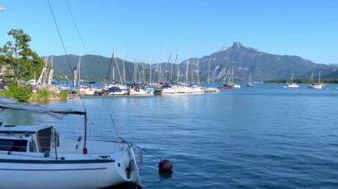 Mondsee, Yukarı Avusturya, 25 Haziran 2024: Ziyaretçiler, Mondsee kasabasındaki popüler bir göl kenti olan Alpenseebad Mondsee 'de güneşli bir yaz gününün tadını çıkarıyorlar