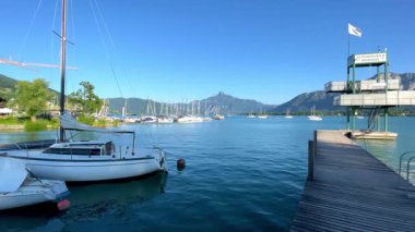 Mondsee, Yukarı Avusturya, 25 Haziran 2024: Ziyaretçiler, Mondsee kasabasındaki popüler bir göl kenti olan Alpenseebad Mondsee 'de güneşli bir yaz gününün tadını çıkarıyorlar