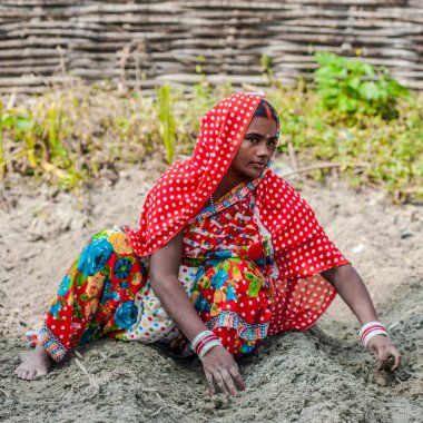 RAXAUL, INDIA: Kimliği belirsiz kadın Raxaul, Bihar Eyaleti, Hindistan, yaklaşık 2013