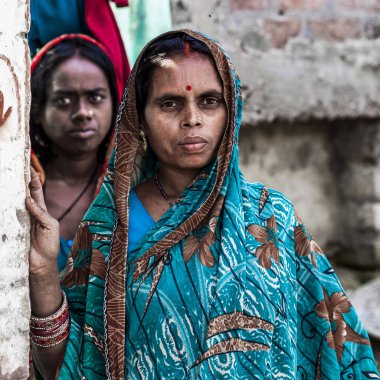 RAXAUL, INDIA: Raxaul, Bihar State, Hindistan 'da kimliği belirsiz kadınlar, yaklaşık 2013 yılı