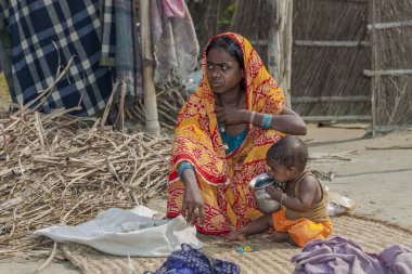 RAXAUL, INDIA: Kimliği belirsiz kadın Raxaul, Bihar Eyaleti, Hindistan, yaklaşık 2013
