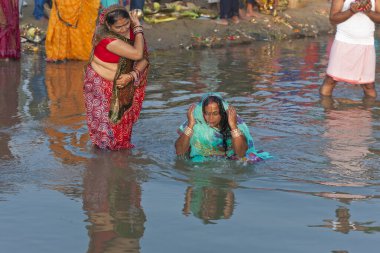RAXAUL, INDIA - NOV 8, 2023: Bir nehirde durarak ve 8 Kasım 2023 'te Raxaul, Bihar Eyaleti, Hindistan' da güneşe adak sunarak Chhas 'ı kutlayan tanımlanamayan Hintliler