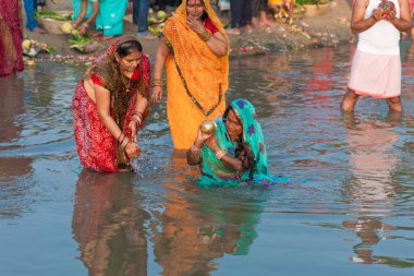 RAXAUL, INDIA - NOV 8, 2023: Bir nehirde durarak ve 8 Kasım 2023 'te Raxaul, Bihar Eyaleti, Hindistan' da güneşe adak sunarak Chhas 'ı kutlayan tanımlanamayan Hintliler
