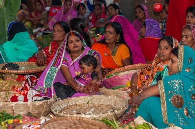 RAXAUL, INDIA - NOV 8, 2023: Bir nehirde durarak ve 8 Kasım 2023 'te Raxaul, Bihar Eyaleti, Hindistan' da güneşe adak sunarak Chhas 'ı kutlayan tanımlanamayan Hintliler