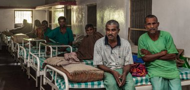 Sundarpur, Hindistan - Kasım 2013: Sundarpur, Bihar State, Hindistan 'da yerel bir cüzzam hastanesinde kimliği belirsiz Hintli cüzzamlı hastalar