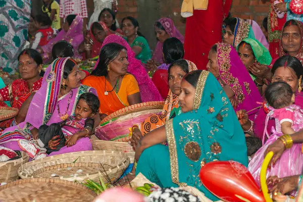 RAXAUL, INDIA - NOV 8, 2023: Bir nehirde durarak ve 8 Kasım 2023 'te Raxaul, Bihar Eyaleti, Hindistan' da güneşe adak sunarak Chhas 'ı kutlayan tanımlanamayan Hintliler