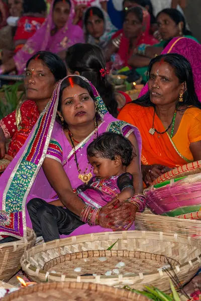 RAXAUL, INDIA - NOV 8, 2023: Bir nehirde durarak ve 8 Kasım 2023 'te Raxaul, Bihar Eyaleti, Hindistan' da güneşe adak sunarak Chhas 'ı kutlayan tanımlanamayan Hintliler