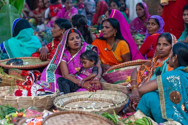 RAXAUL, INDIA - NOV 8, 2023: Bir nehirde durarak ve 8 Kasım 2023 'te Raxaul, Bihar Eyaleti, Hindistan' da güneşe adak sunarak Chhas 'ı kutlayan tanımlanamayan Hintliler