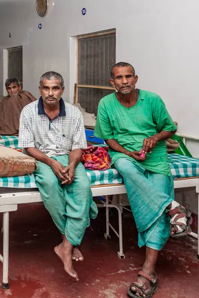 Sundarpur, Hindistan - Kasım 2013: Sundarpur, Bihar State, Hindistan 'da yerel bir cüzzam hastanesinde kimliği belirsiz Hintli cüzzamlı hastalar