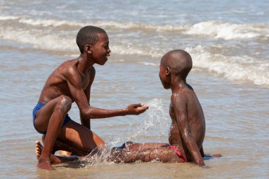 Sahilde oynayan iki Afrikalı çocuk.