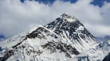 Everest dağlarının karla kaplı olduğu hızlandırılmış video 