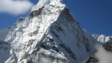 Nepal 'deki Ama Dablam Dağı karla kaplıydı. zaman aşımı videosu 