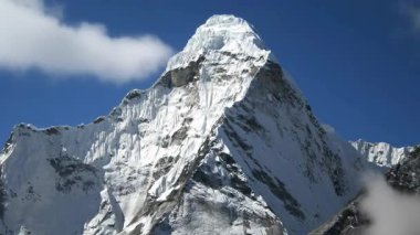 Nepal 'deki Ama Dablam Dağı karla kaplıydı. zaman aşımı videosu 