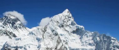 Mavi gökyüzü ve karla kaplı Everest zirvesi. Zaman ayarlı manzara videosu.