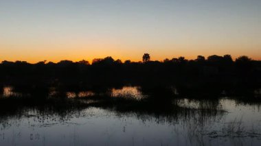 Okavango Nehri 'nde güzel gün batımı gökyüzü 