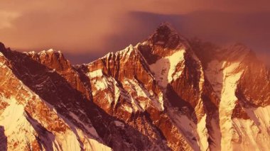 sunset video. Nepal 'de Nuptse ve turuncu gökyüzü 