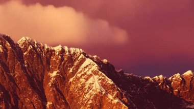 Nepal 'de Nuptse ve turuncu gökyüzü. zaman aşımı, günbatımı videosu 