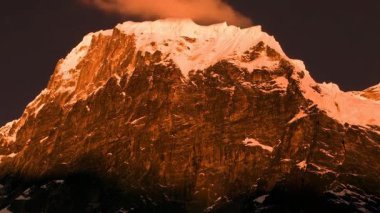 Nepal 'de Nuptse ve turuncu gökyüzü. zaman aşımı, günbatımı videosu 