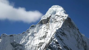 Nepal 'deki Ama Dablam Dağı karla kaplıydı. zaman aşımı videosu 