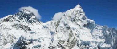 Everest dağları karla kaplı mavi gökyüzünün hızlandırılmış videosu. 