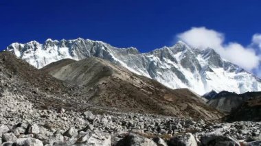 Himalayalar karla kaplıydı. zaman aşımı videosu  