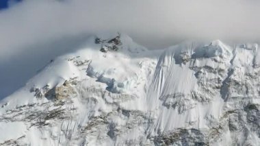 Mavi gökyüzü ve karlar Himalayalar 'ı kapladı. zaman aşımı videosu  
