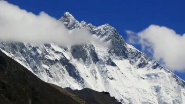 Asya 'da kar Lhotse Dağı' nı kapladı. zaman aşımı videosu 