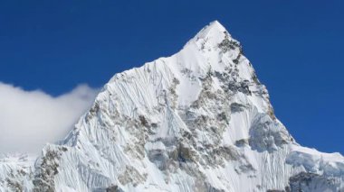 Zaman aşımı videosu. Nepal 'de Nuptse ve mavi gökyüzü 