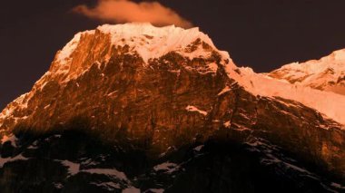 Nepal 'de Nuptse ve turuncu gökyüzü. zaman aşımı, günbatımı videosu 