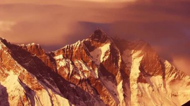 sunset video. Nepal 'de Nuptse ve turuncu gökyüzü 