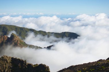 Portekiz 'deki Madeira adasında dağlar ve bulutlar