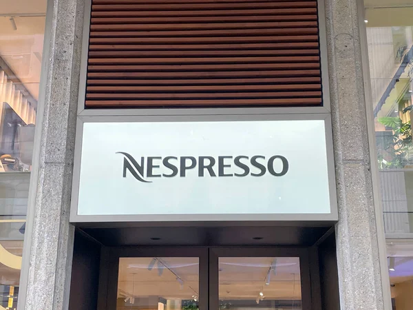 瑞士日内瓦 2023年1月13日 尼斯普索商店 Nespresso Shop Nespresso是雀巢公司的一个品牌 销售高质量的机器和浓缩咖啡 — 图库照片#