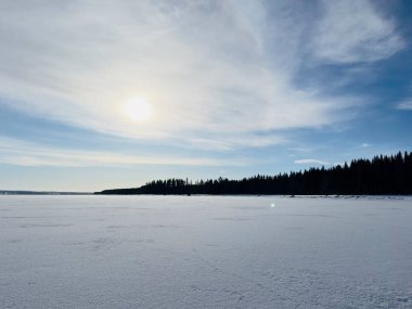 İsveç 'in kuzeyindeki buz yolu kışı manzarası