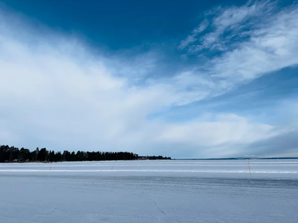 スウェーデン北部の凍った湖の冬の風景 — ストック写真