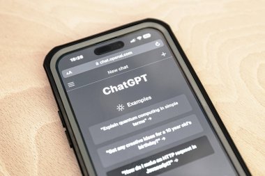 Ostersund, İsveç - Mars 12, 2023: iPhone 'da sohbet robotu. .ChatGPT OpenAI tarafından geliştirilen yapay zeka sohbet robotudur..