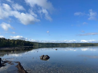 Göldeki güzel yaz manzarası
