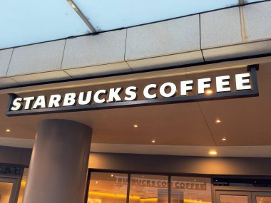 Nanning, Çin - 1 Ekim 2023. Starbucks kahve dükkanı. Starbucks, Seattle 'da kurulan bir Amerikan kahve dükkanı zinciri..