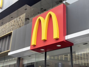 Nanning, Çin - 15 Kasım 2023. McDonald 's restoran tabelası. McDonald 's bir Amerikan fast food şirketi..