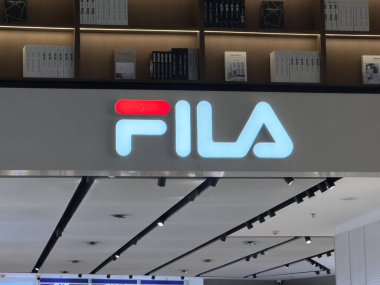 Nanning, Çin - 11 Kasım 2023. Fila mağazasının logosu. Fila, Güney Kore merkezli bir spor markasıdır..