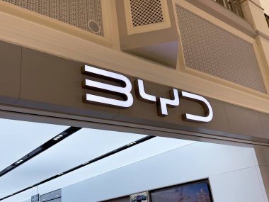Yinchuan, Çin - 31 Ekim 2023. BYD araba mağazası logosu. BYD Çinli bir batarya ve elektrikli araba üreticisi..