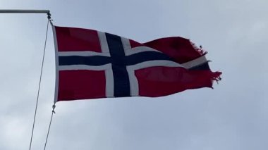Norveç bayrağı bir gemideki rüzgar gemisinde dalgalanıyor.