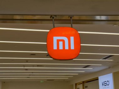 Nanning, Çin - 26 Kasım 2023. Xiaomi mağazası tabelası. Xiaomi, Çinli bir tasarımcı ve tüketici elektroniği üreticisi..