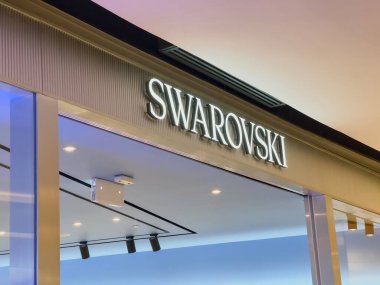 Bangkok, Tayland - 3 Ocak 2024: Swarovski mağaza tabelası. Swarovski Avusturya 'nın Wattens şehrinde bulunan Avusturyalı bir cam üreticisi..