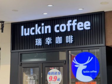 Nanning, Çin - 6 Ocak 2024, Luckin Kafe. Luckin Coffee bir Çin kahve şirketi ve kahve zinciri..