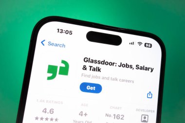 Nanning, Çin - 7 Şubat 2024. Cam kapı uygulaması. Glasdoor, güncel ve eski çalışanların isimsiz olarak şirketleri incelediği bir Amerikan web sitesidir..