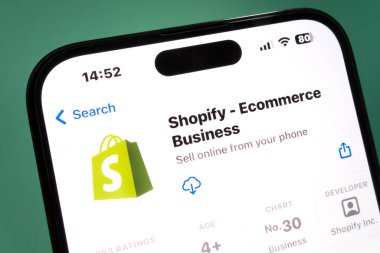 Nanning, Çin - 16 Şubat 2024. Akıllı bir telefondan alışveriş uygulaması. Shopify Inc. Kanadalı çok uluslu bir e-ticaret şirketidir..