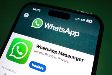 Nanning, Çin - 26 Şubat 2024. Akıllı telefondaki WhatsApp Messenger uygulaması. WhatsApp mobil bir anlık ileti ve sosyal medya hizmetidir.