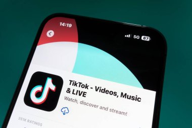 Nanning, Çin - 26 Şubat 2024. Akıllı telefondaki TikTok uygulaması. TikTok, ByteDance tarafından işletilen bir video sunucu servisidir..