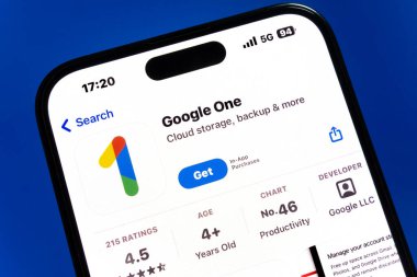 Nanning, Çin - 26 Şubat 2024: Akıllı telefondaki Google One uygulaması. Google 1, Google tarafından geliştirilen ve genişletilmiş bulut depolama hizmeti sunan bir abonelik hizmetidir..