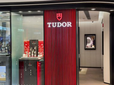 Hong Kong, Çin - 13 Aralık 2023 Tudor Saat Mağazası tabelası. Tudor, Cenevre merkezli İsviçreli bir saatçi., 